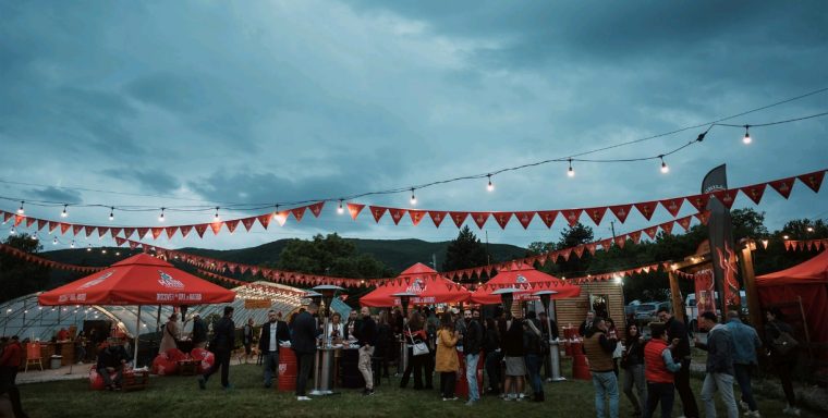 Madrí Excepcional празнува рожден ден и престижна награда с шумно парти